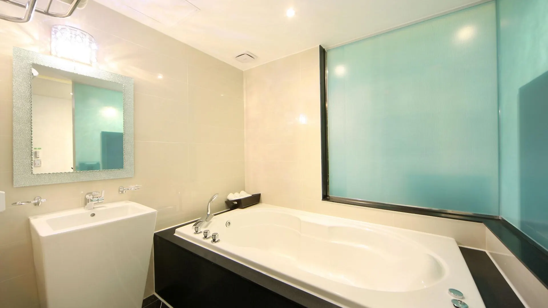 Hotel Cube Inczhon 3*,