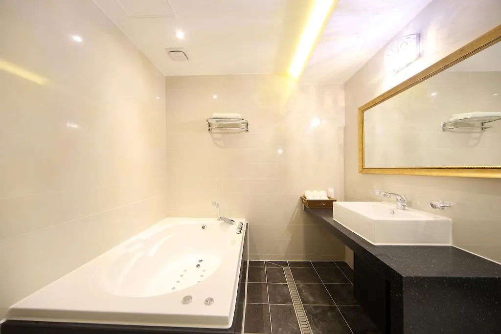 Hotel Cube Inczhon 3*,